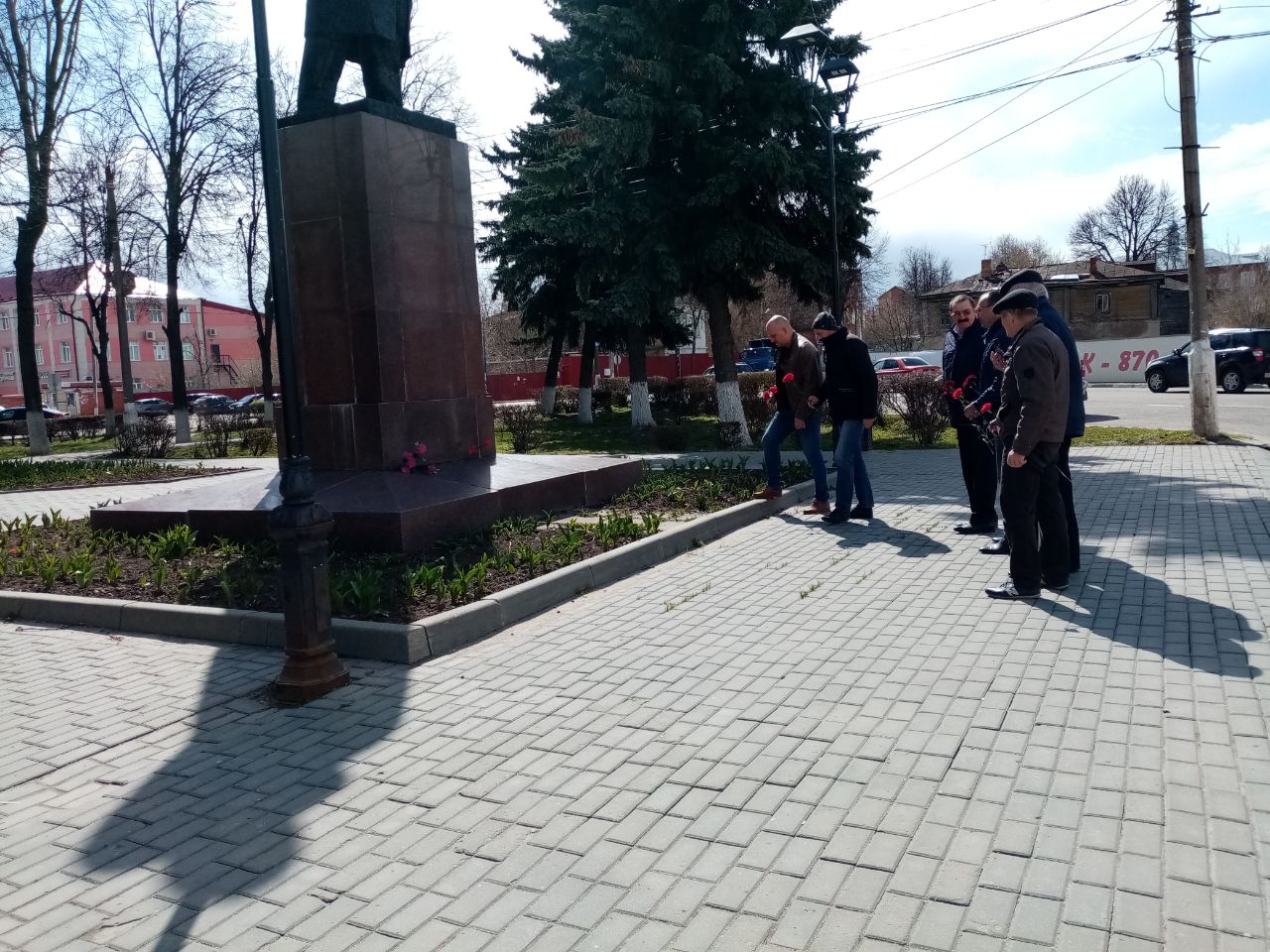 «Дело Ленина живет»: в подмосковном Зарайске возложили цветы к памятнику вождю мирового пролетариата 