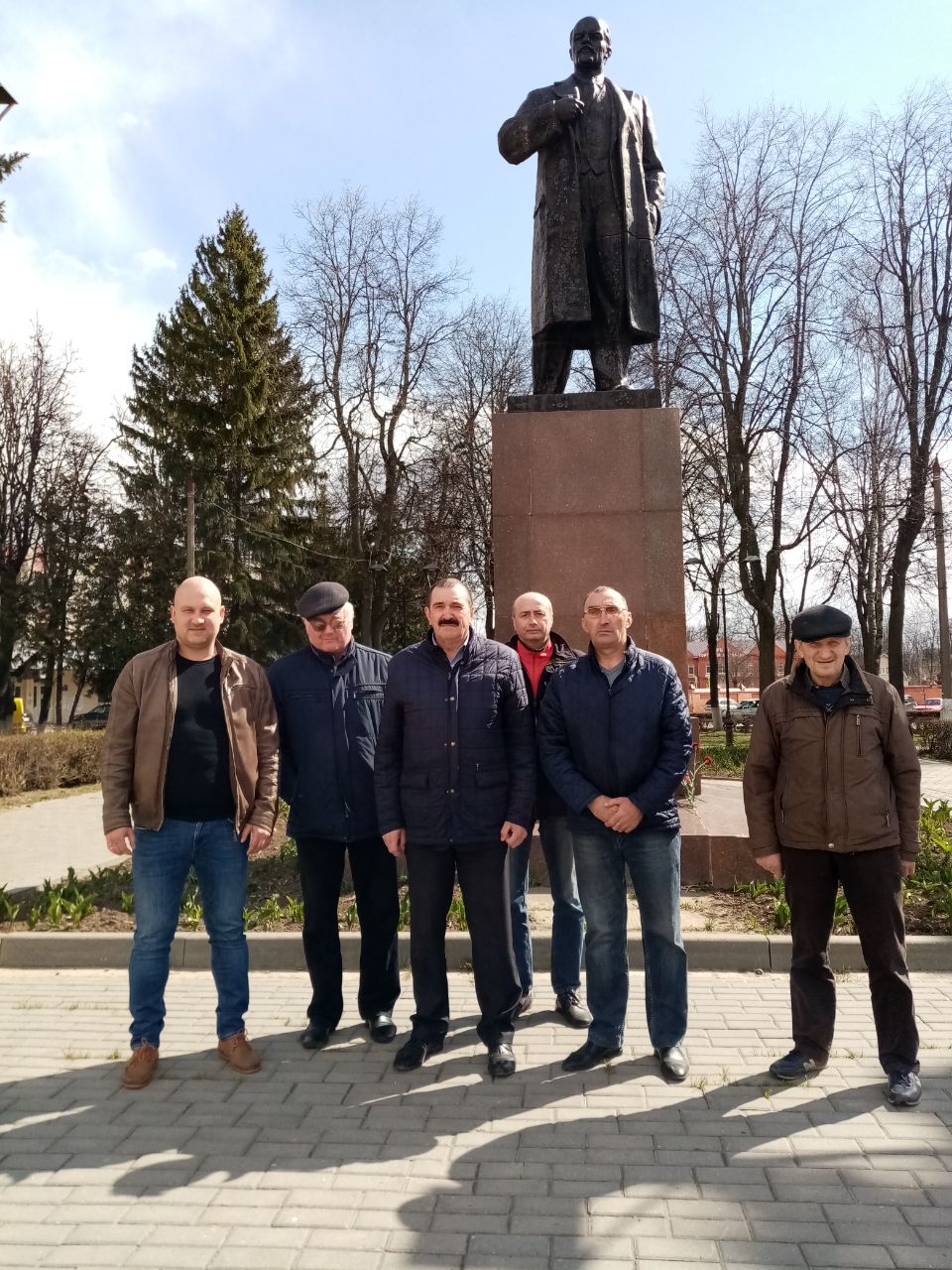 «Дело Ленина живет»: в подмосковном Зарайске возложили цветы к памятнику вождю мирового пролетариата 