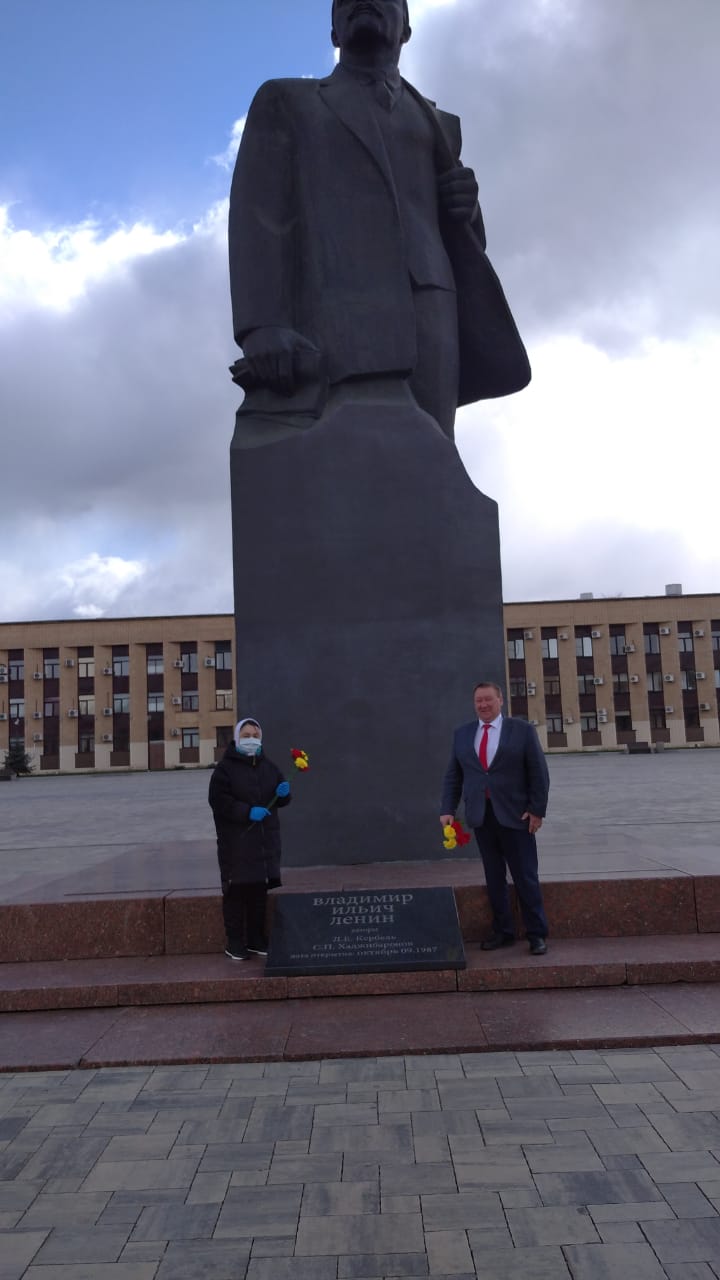 Домодедовские коммунисты возложили цветы к памятнику Ленина