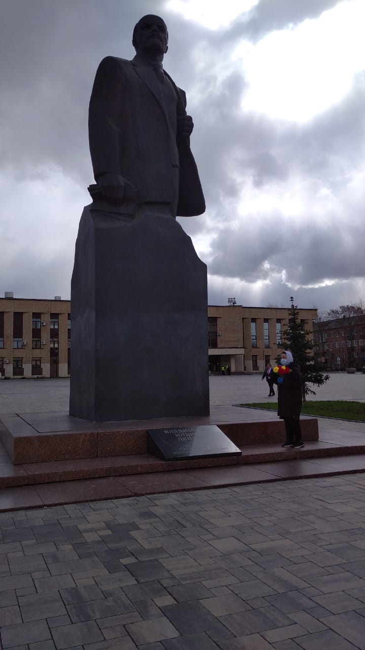 Домодедовские коммунисты возложили цветы к памятнику Ленина