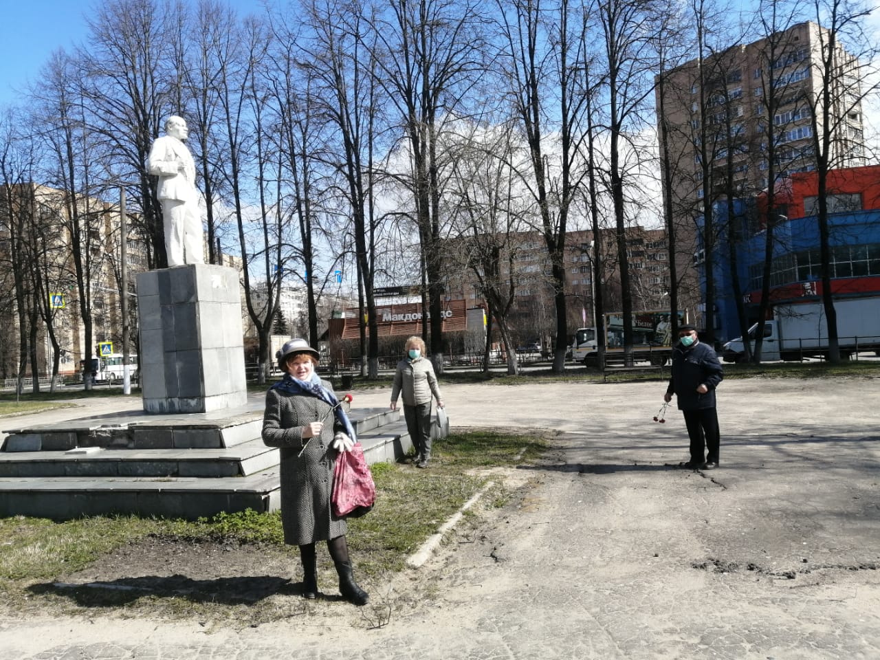 Клинские коммунисты возложили цветы к памятнику В.И. Ленина