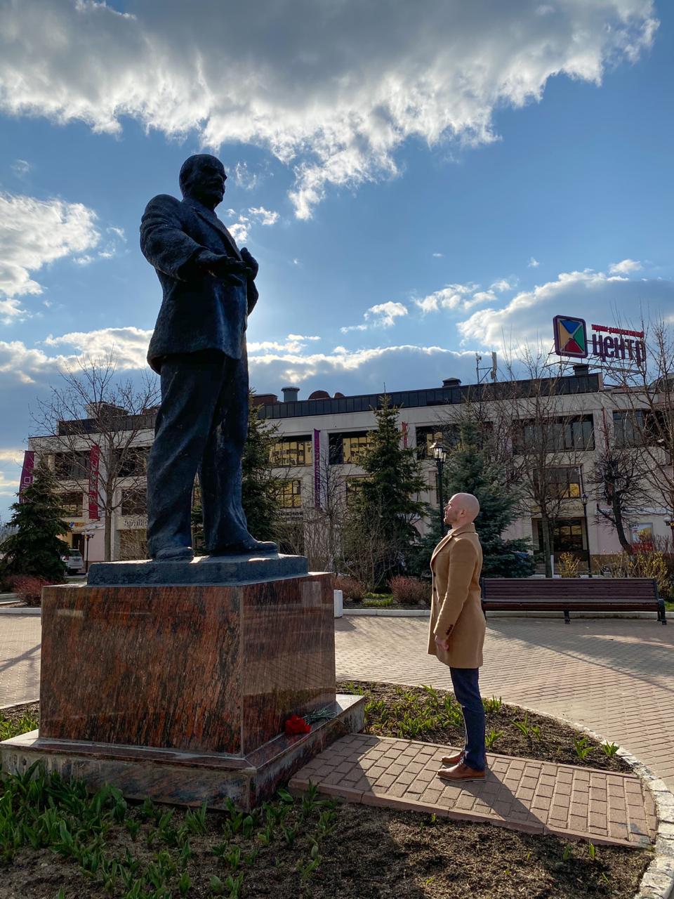 Дмитровские коммунисты и комсомольцы возложили цветы к памятнику Ленина