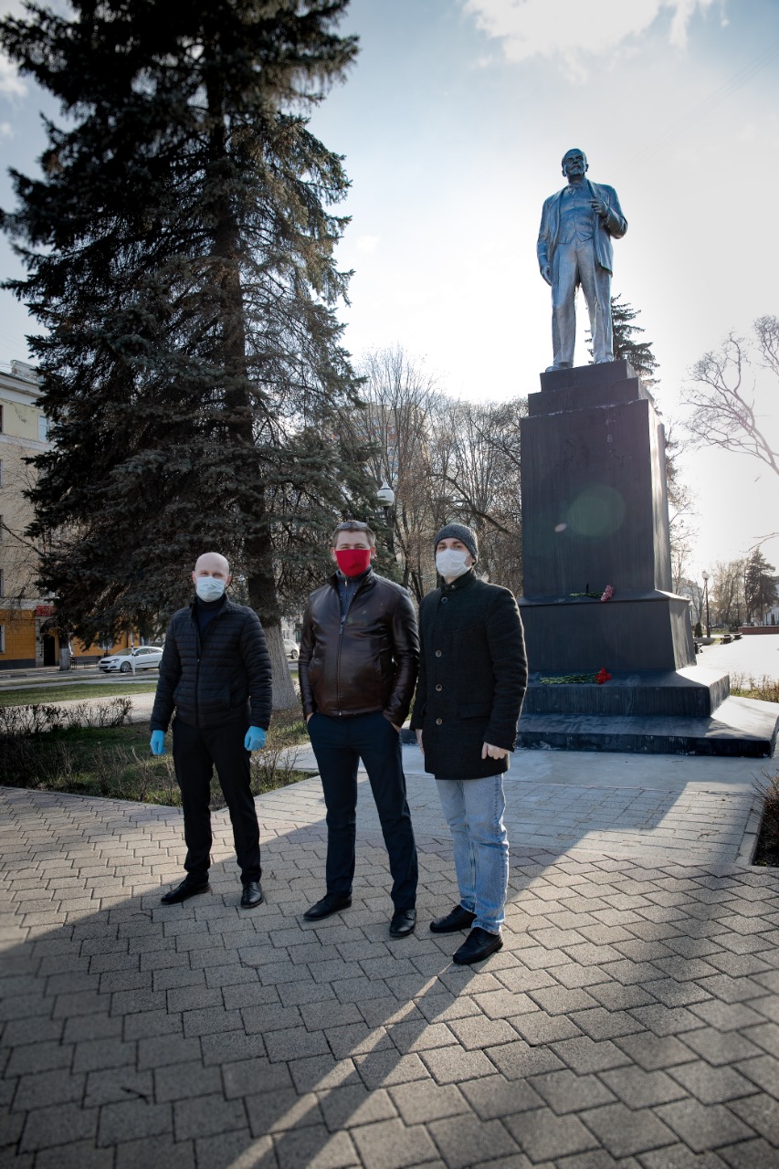 Балашихинские коммунисты возложили цветы к памятникам великого Вождя!