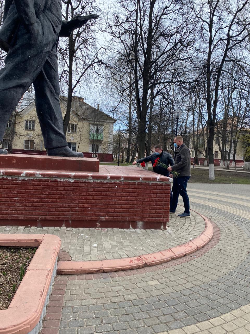 Балашихинские коммунисты возложили цветы к памятникам великого Вождя!
