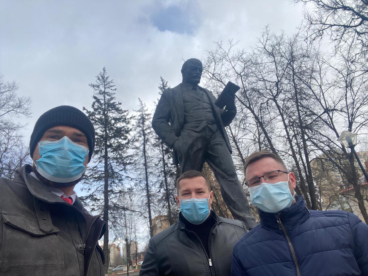 Балашихинские коммунисты возложили цветы к памятникам великого Вождя!