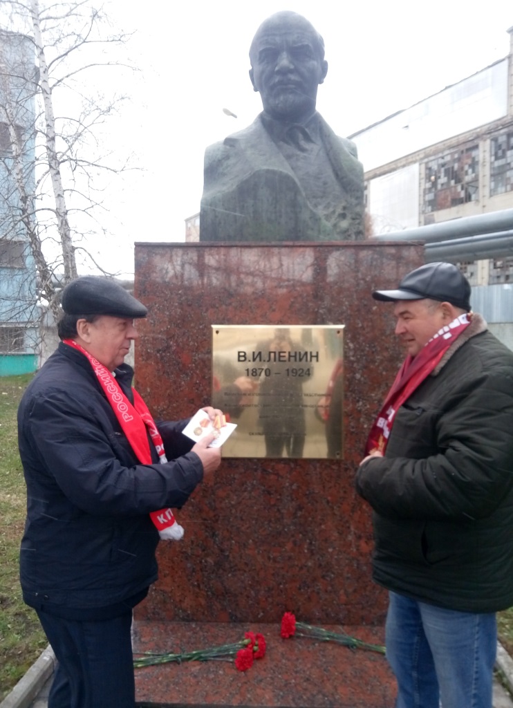 Коммунисты Каширы возложили цветы к памятнику В.И.Ленина