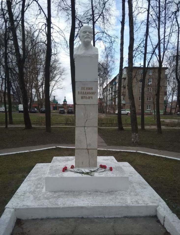 Коммунисты Воскресенского округа возложили венки, гирлянды и цветы к памятникам В.И. Ленина