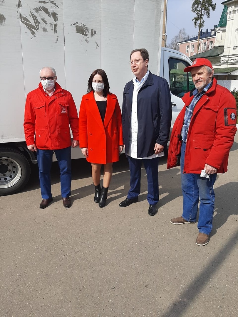 Пушкинские коммунисты помогают нуждающимся