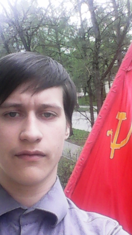 Дубненские коммунисты вывесили красные флаги ко Дню Победы