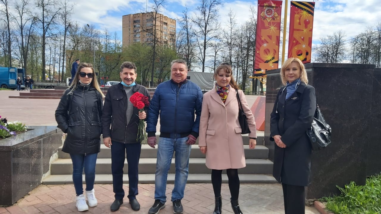 Клинские коммунисты поздравили ветеранов