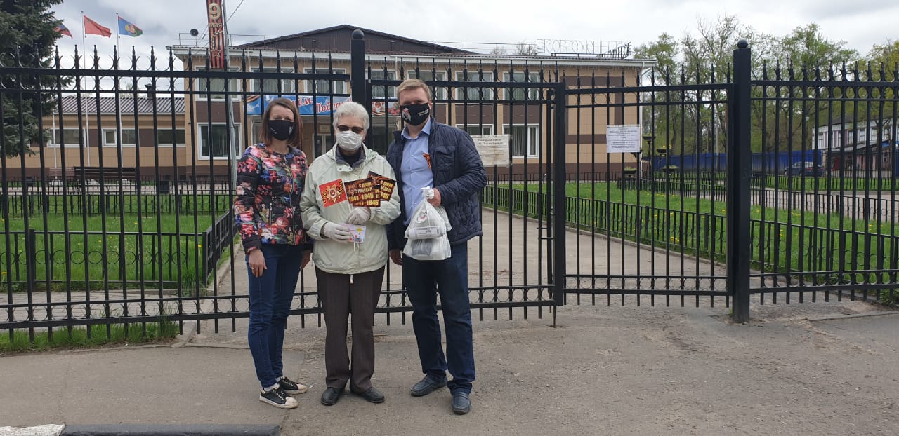 Пушкинские коммунисты поздравили земляков с Днём Победы