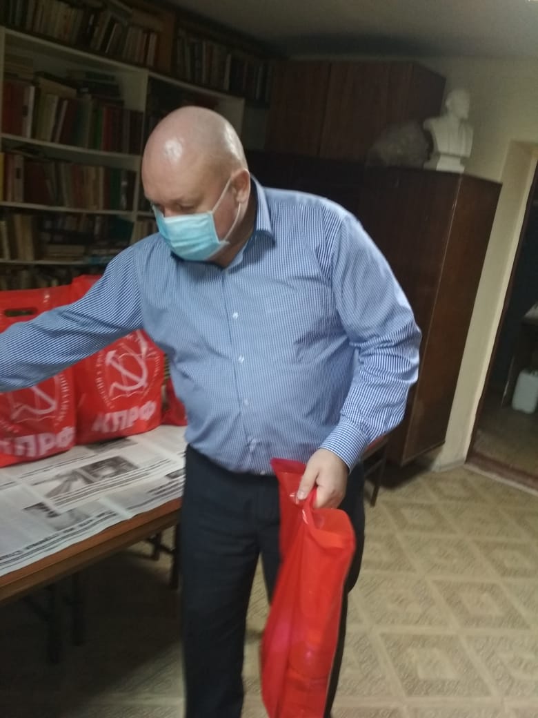 Долгопрудненские коммунисты помогают нуждающимся