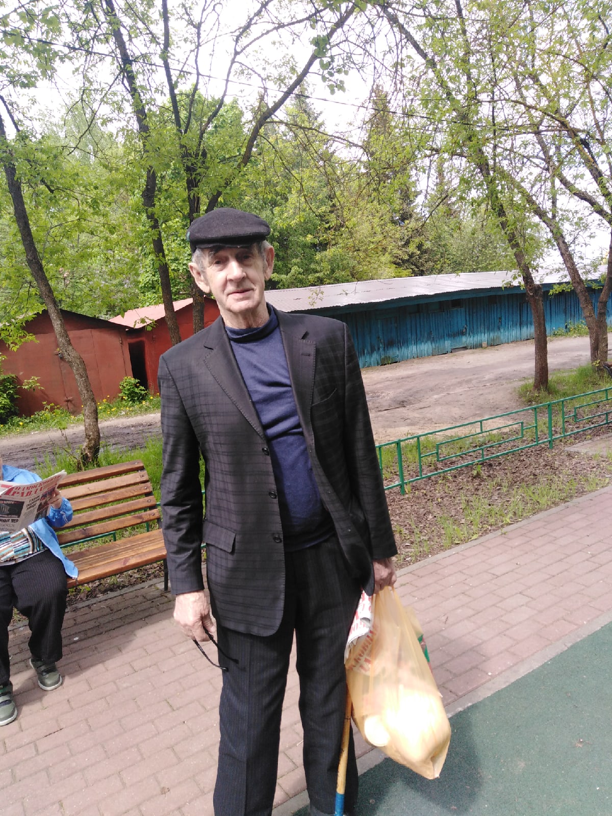 Коммунисты Одинцово вручили продуктовые наборы в Звенигороде
