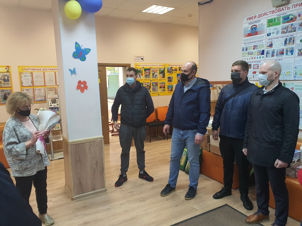 Подмосковные коммунисты доставили детские подарки по адресам