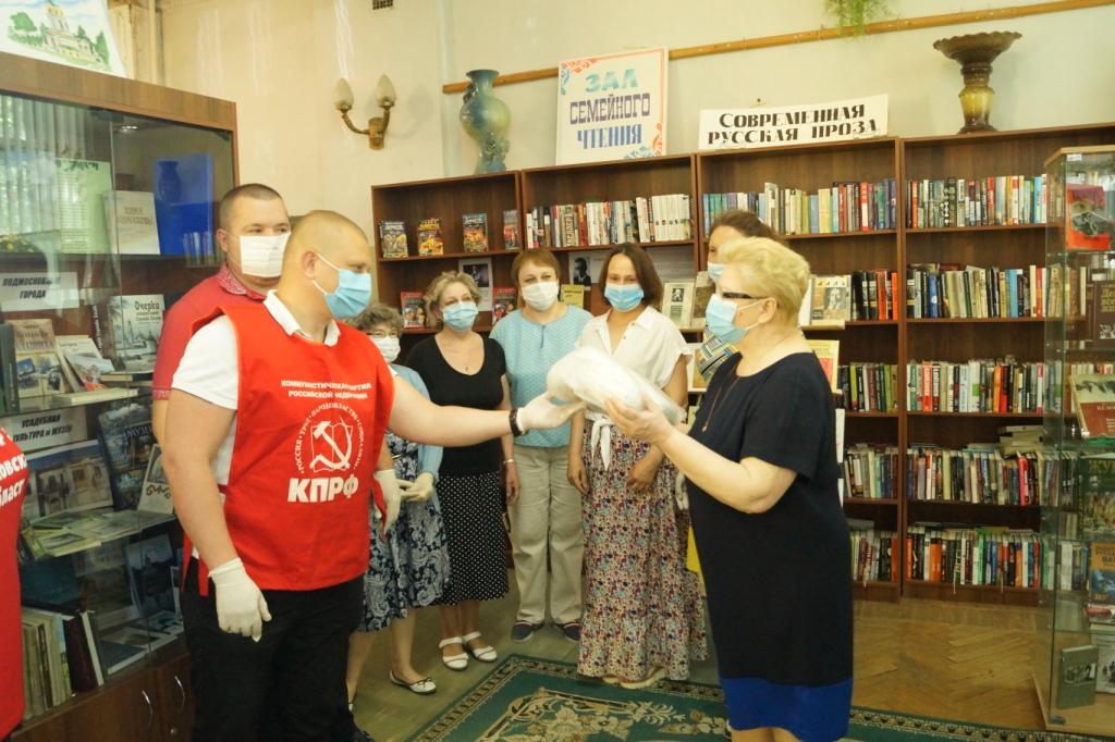Фрязинские коммунисты обеспечивают организации средствами индивидуальной защиты