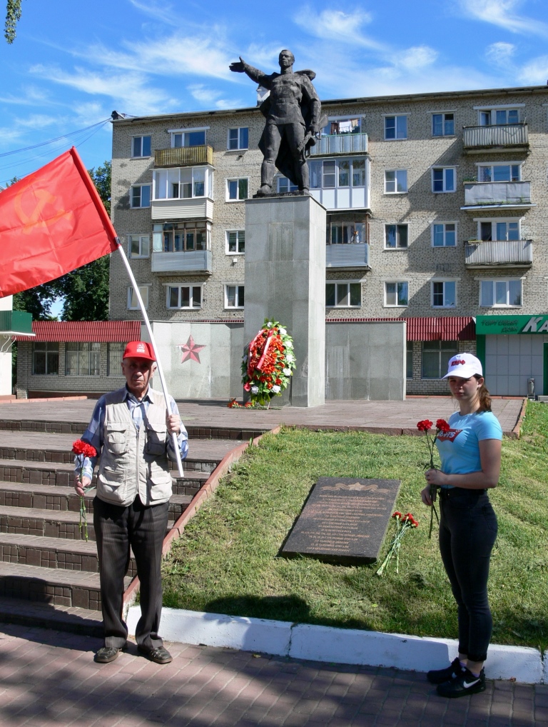 Возложение цветов к военным мемориалам в Серпуховском регионе