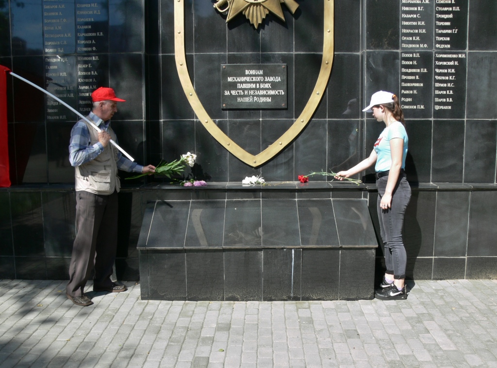Возложение цветов к военным мемориалам в Серпуховском регионе
