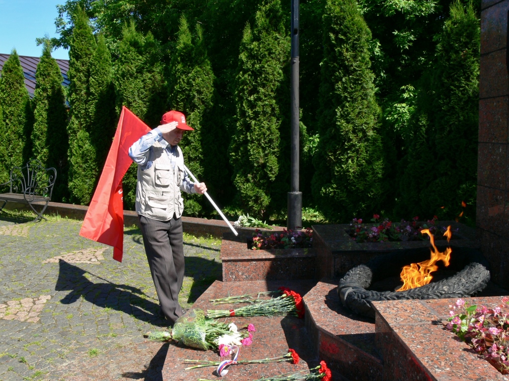 Возложение цветов к военным мемориалам в Серпуховском регионе