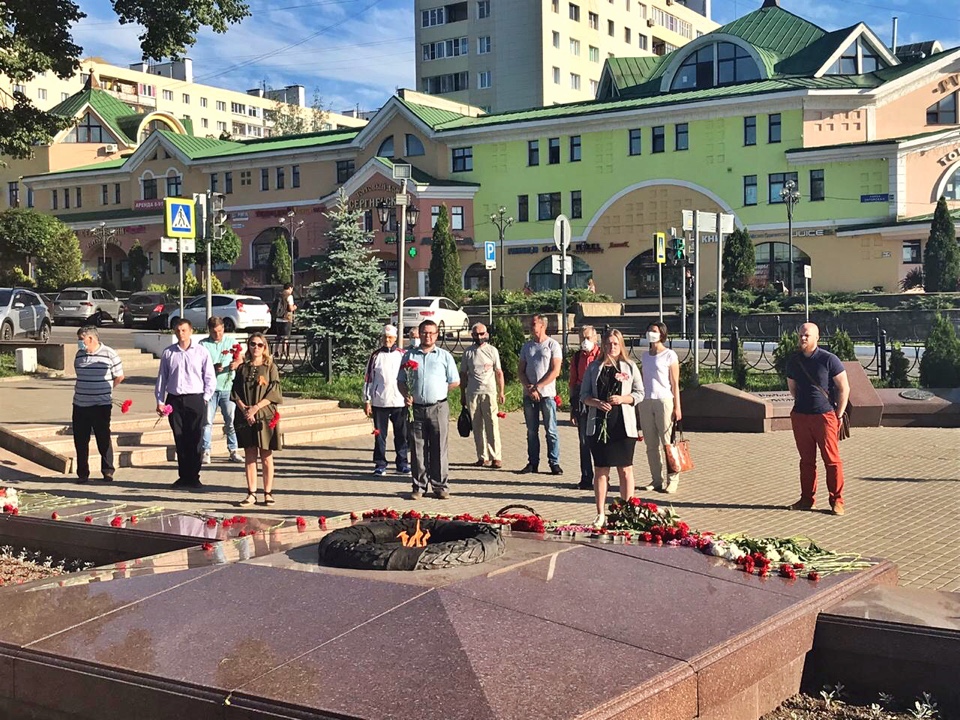 Памяти павших будем достойны
