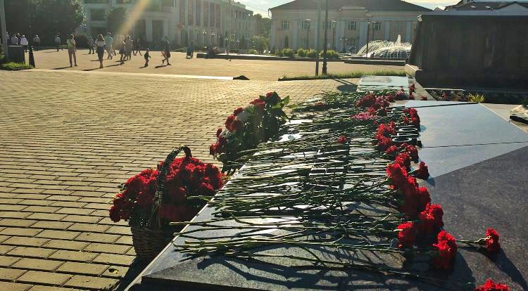 Памяти павших будем достойны