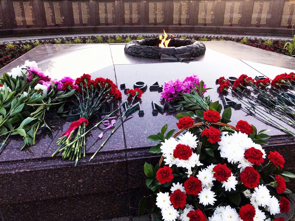 Памяти павших будем достойны
