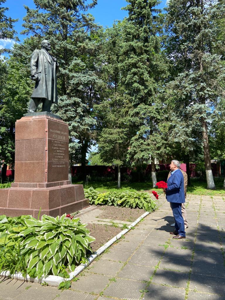 Памятникам В.И. Ленину - партийную заботу!