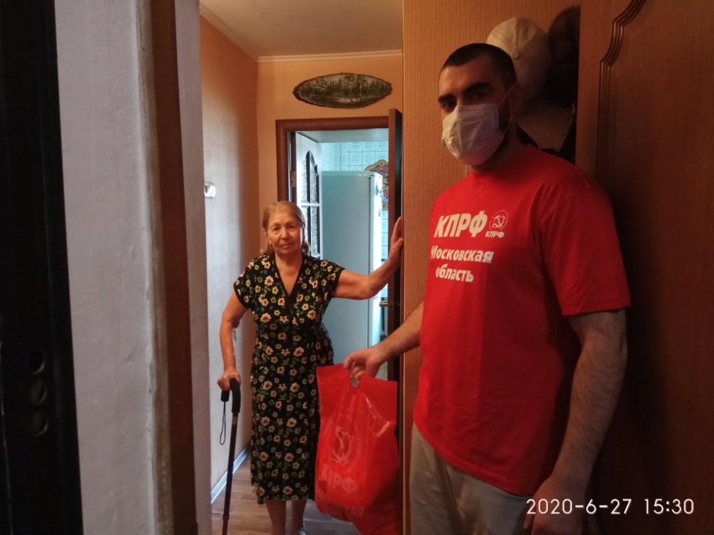 В Реутове коммунисты поздравили «Детей войны» с 75-летием Победы