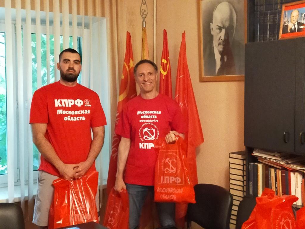 В Реутове коммунисты поздравили «Детей войны» с 75-летием Победы