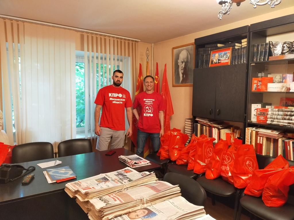 В Реутове коммунисты поздравили «Детей войны» с 75-летием Победы