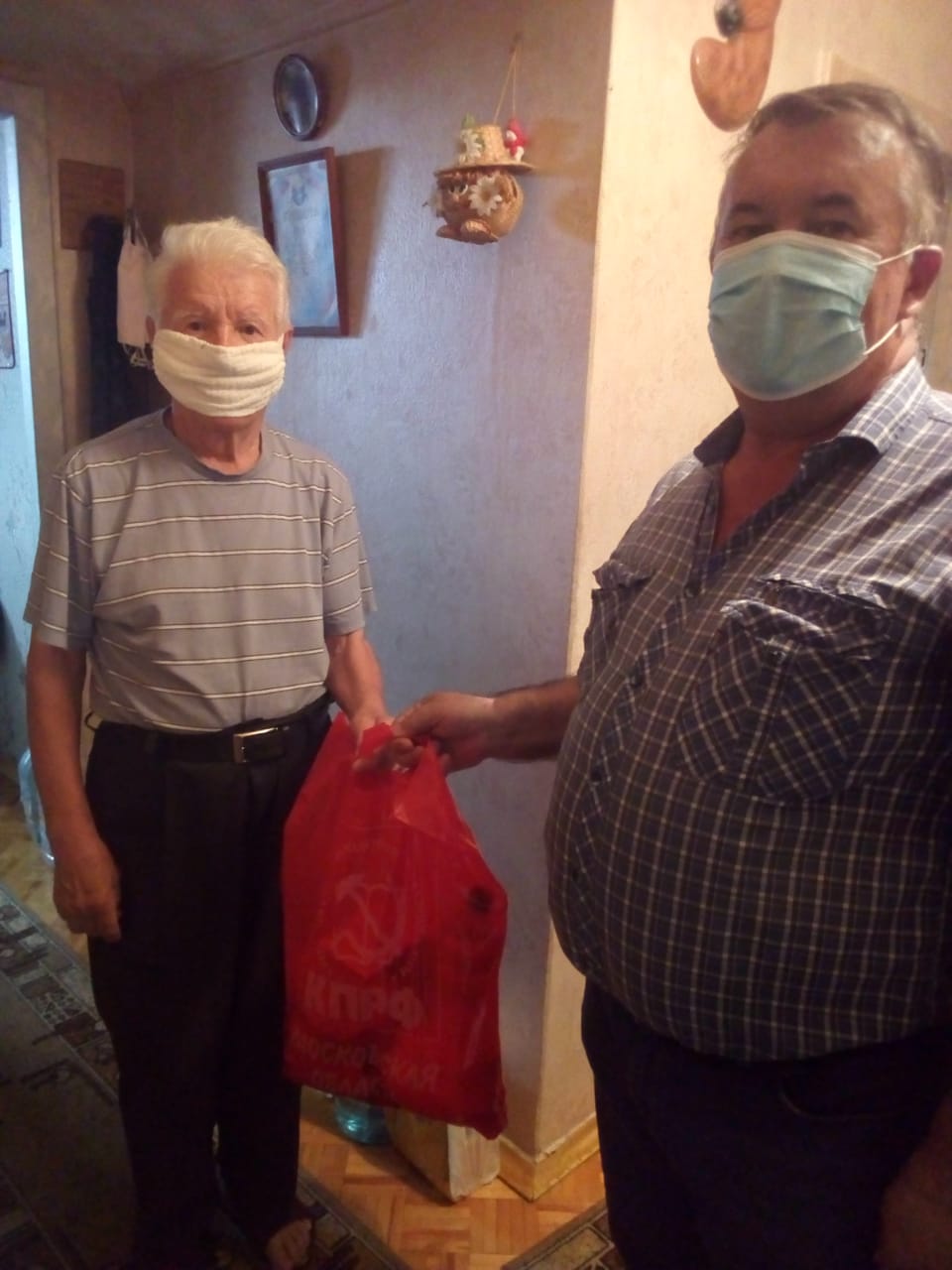 Ступинские коммунисты вручили продуктовые наборы «Детям войны»