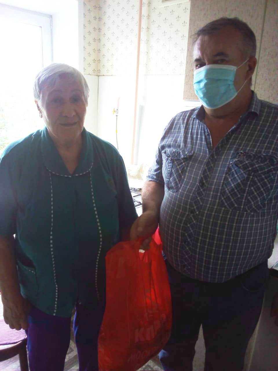 Ступинские коммунисты вручили продуктовые наборы «Детям войны»