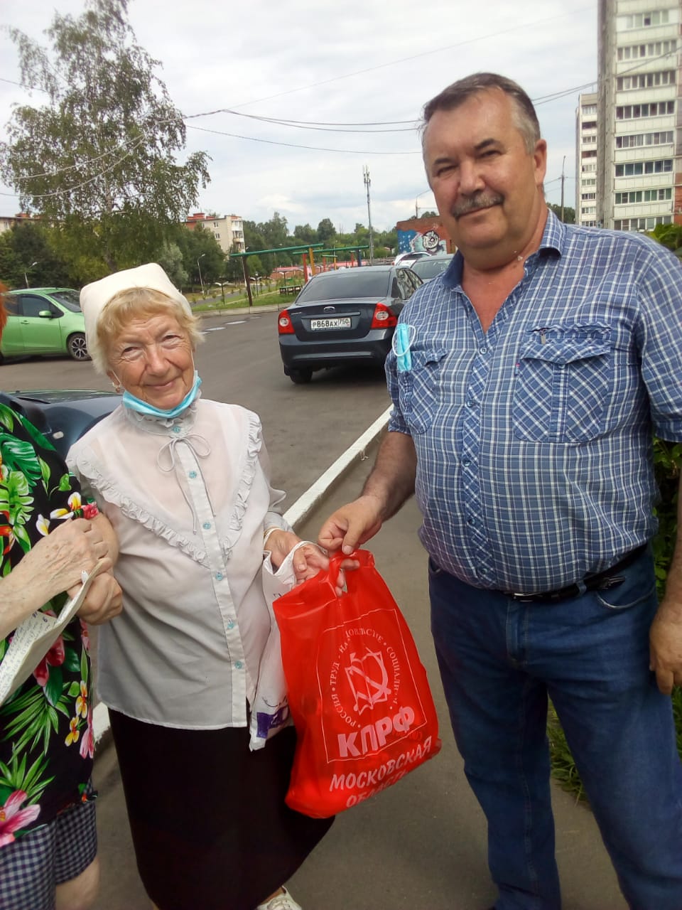 Ступинские коммунисты вручили продуктовые наборы «Детям войны»
