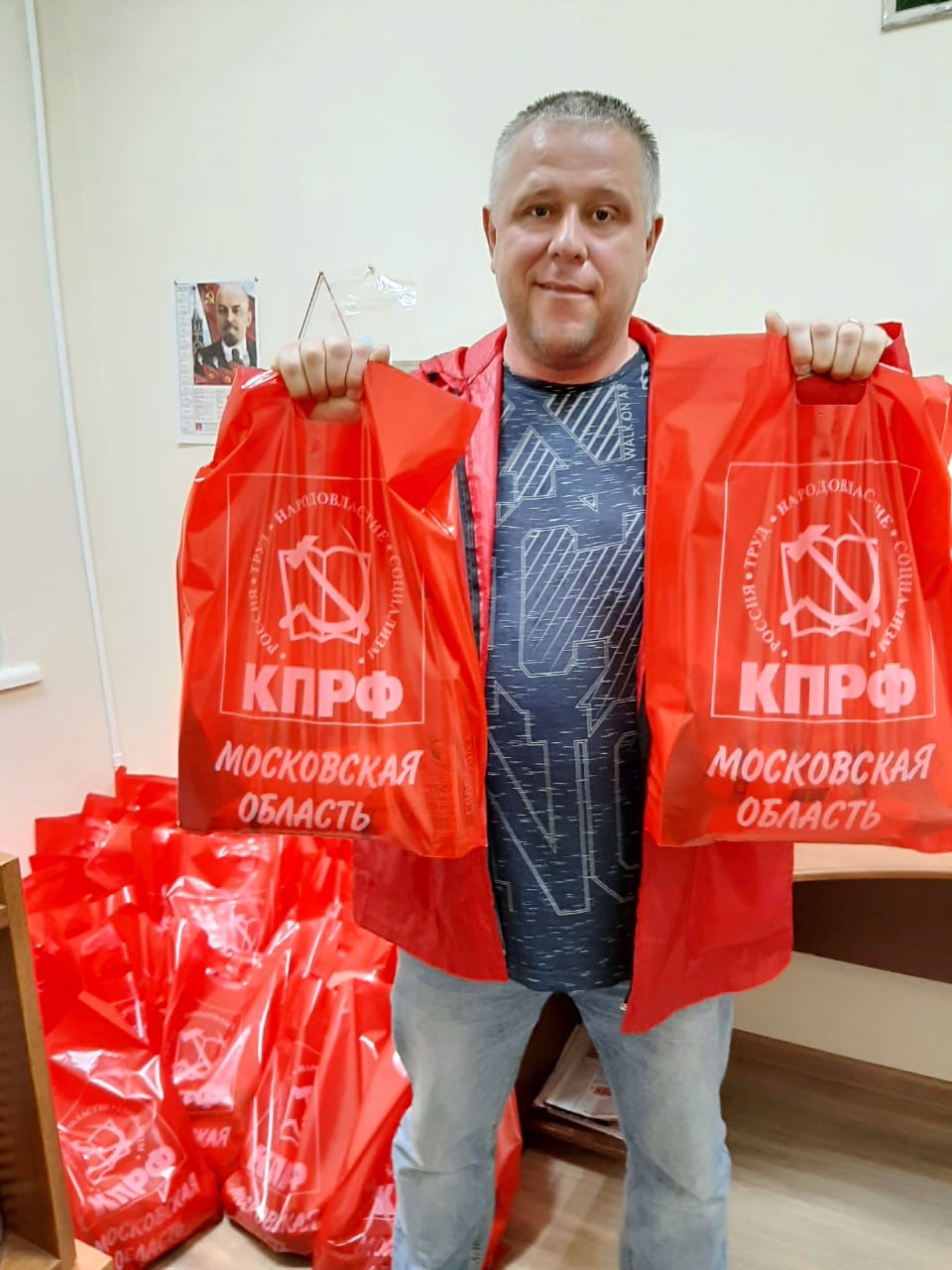 Пушкинские коммунисты помогают «Детям войны»