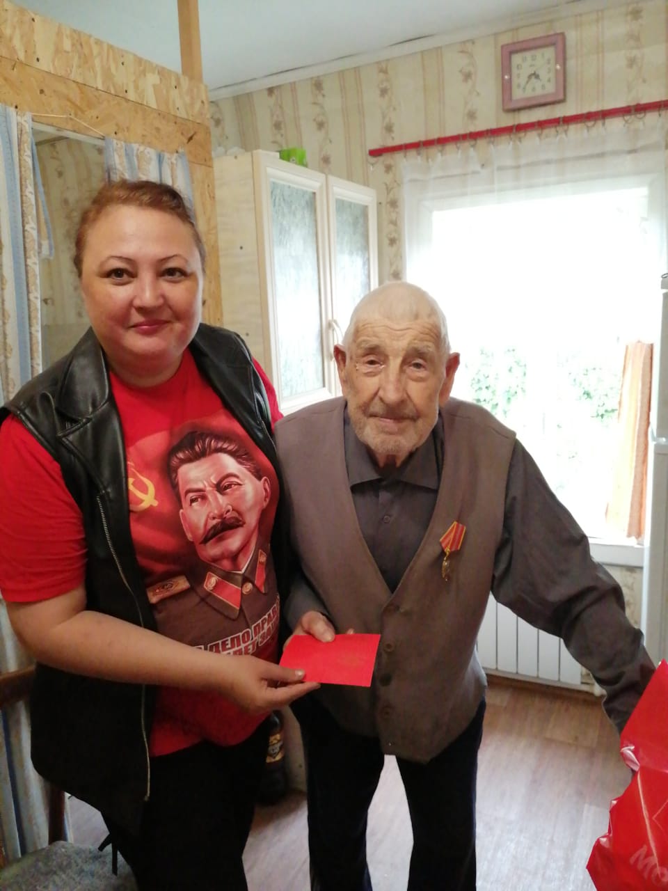 Коммунисты Лотошинского ГК КПРФ раздают помощь «Детям войны»