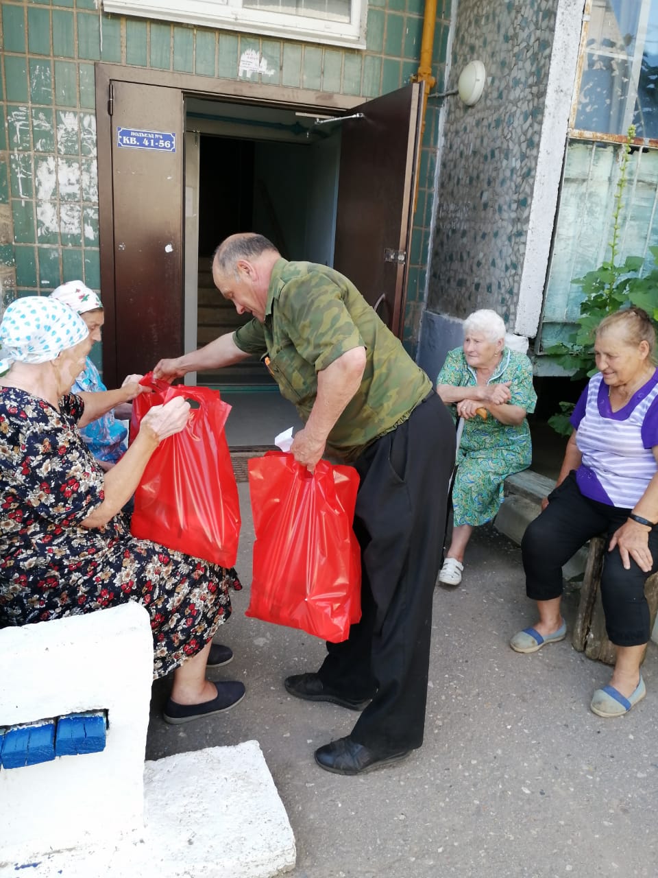 Коммунисты Лотошинского ГК КПРФ раздают помощь «Детям войны»