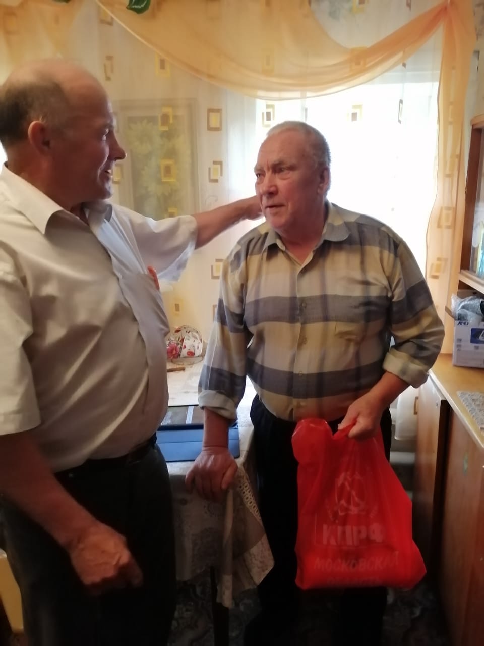 Коммунисты Лотошинского ГК КПРФ раздают помощь «Детям войны»
