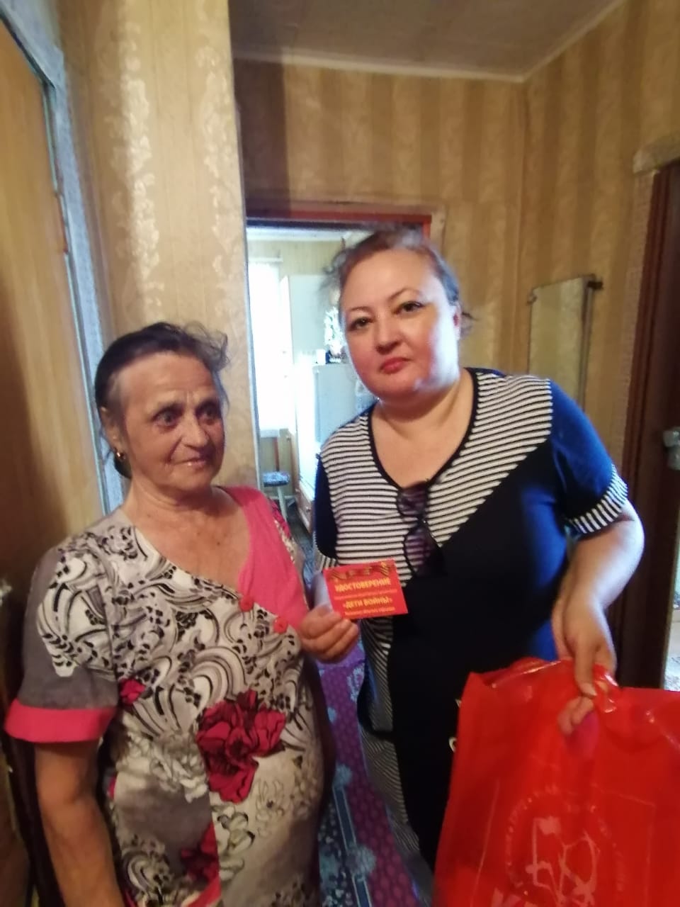 Коммунисты Лотошинского ГК КПРФ раздают помощь «Детям войны»