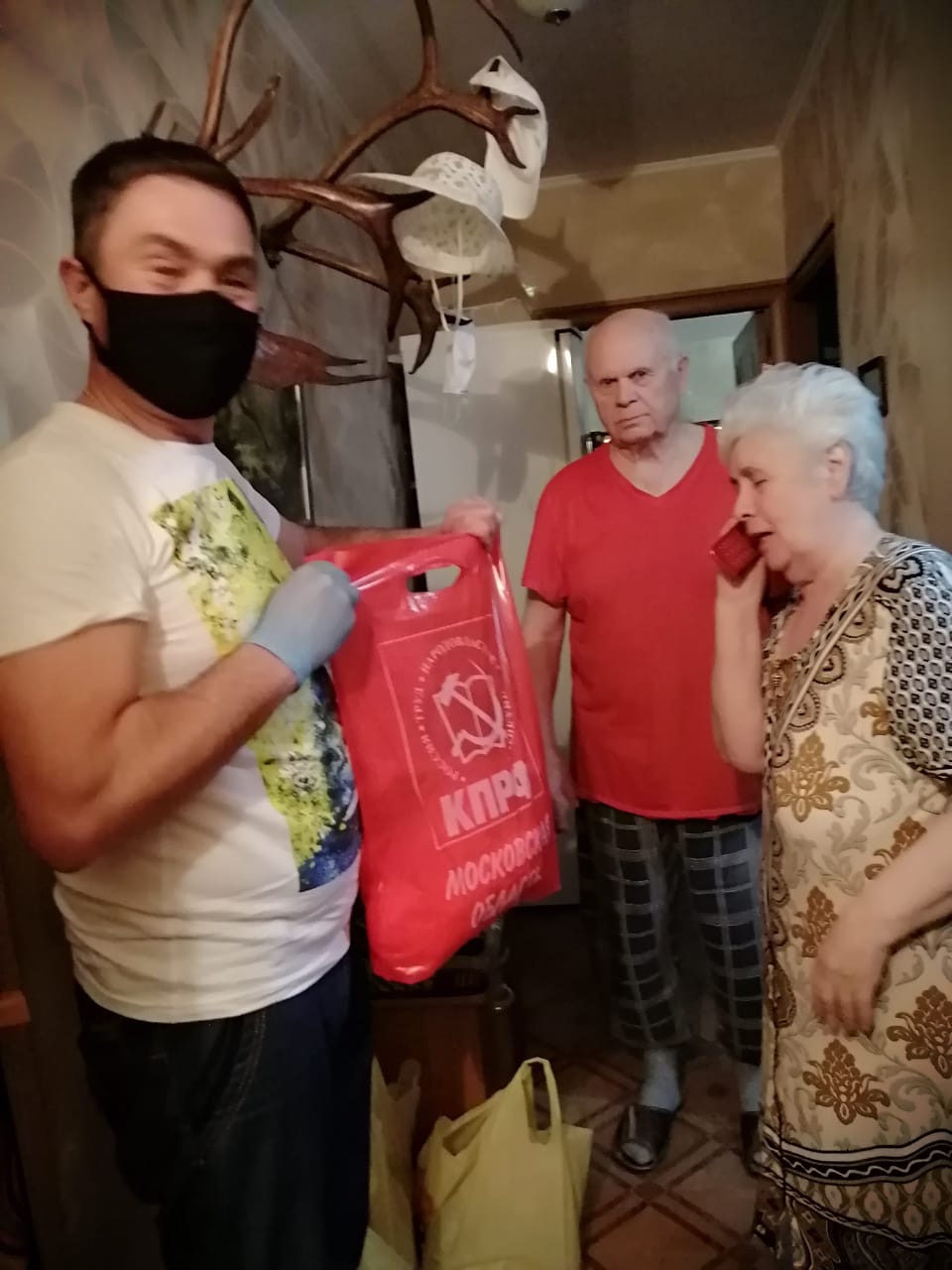 Королёвские коммунисты доставляют нуждающимся людям продуктовые наборы
