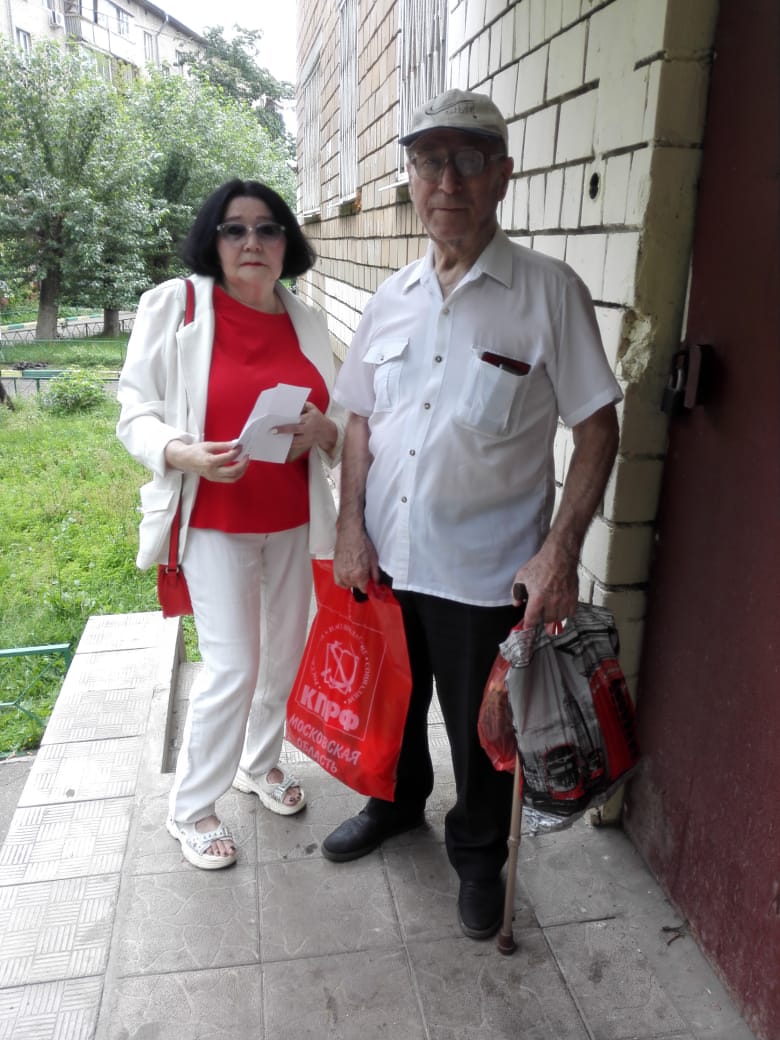 Люберецкие коммунисты вручили подарочные наборы ветеранам