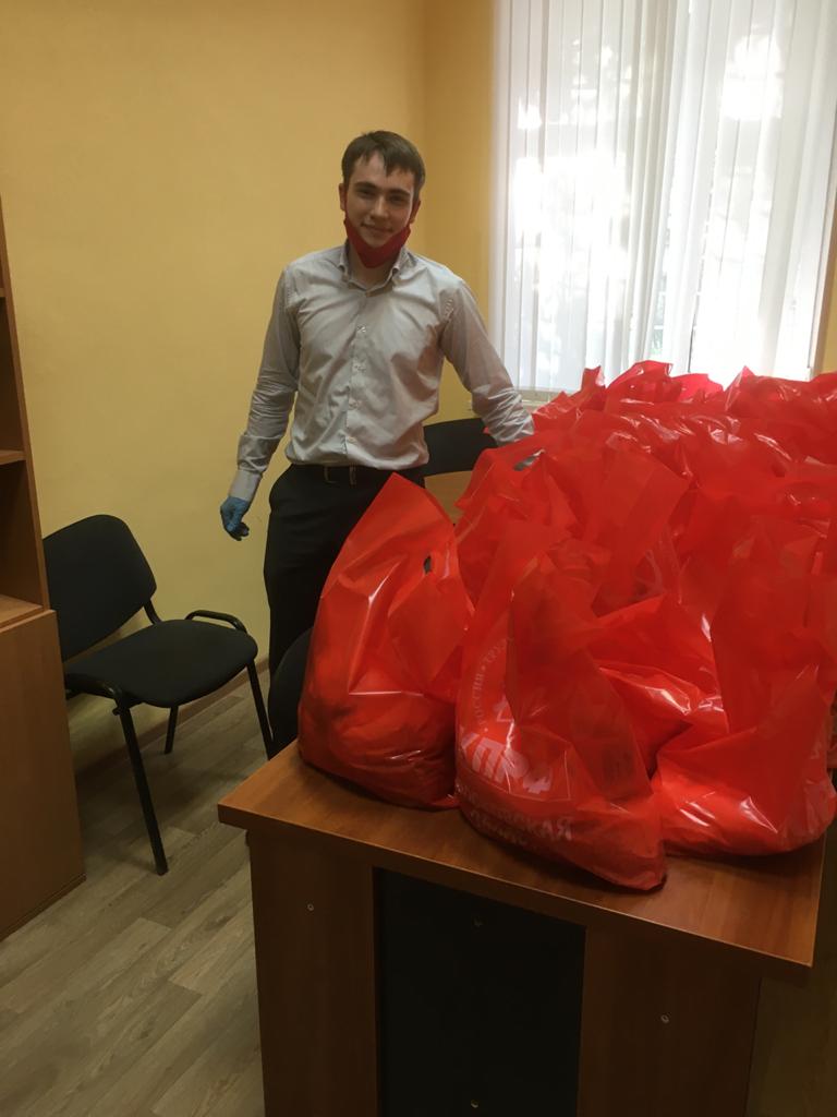 Люберецкие коммунисты вручили подарочные наборы ветеранам