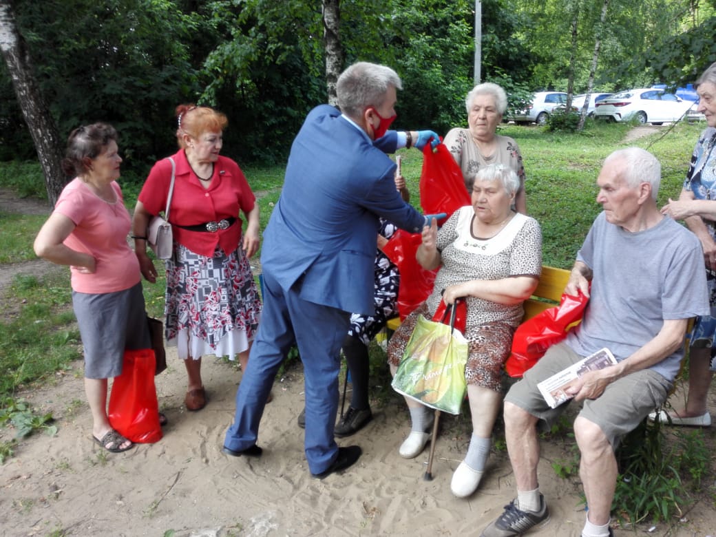 Люберецкие коммунисты вручили подарочные наборы ветеранам