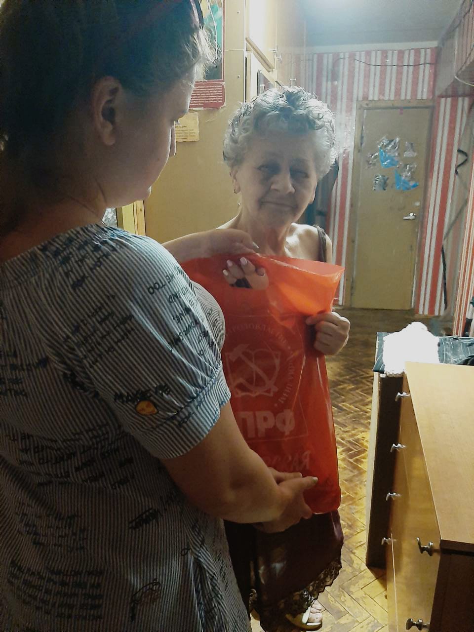 Пушкинские коммунисты помогают нуждающимся