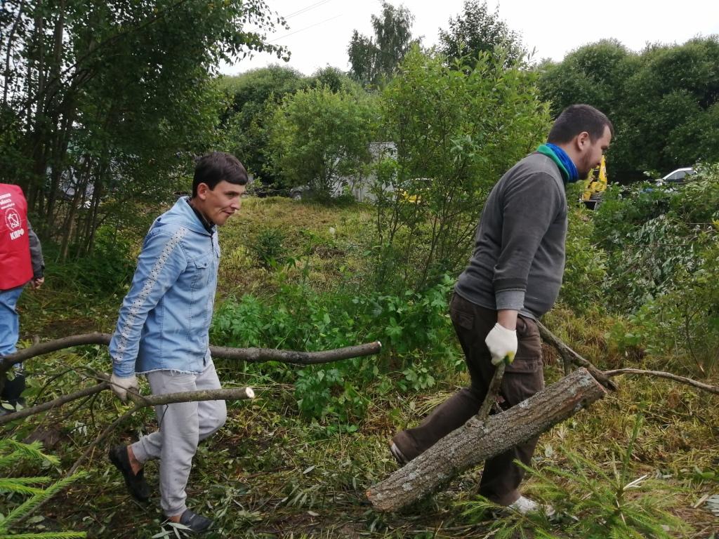 Пушкинские коммунисты приняли участие в субботнике