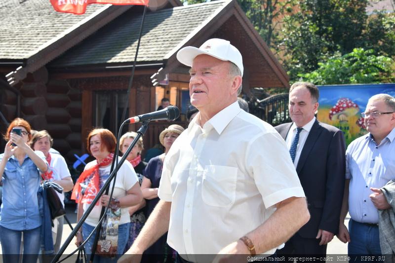 Г.А. Зюганов принял участие в открытии спортивного комплекса на территории совхоза имени Ленина