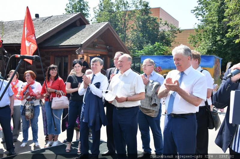 Г.А. Зюганов принял участие в открытии спортивного комплекса на территории совхоза имени Ленина
