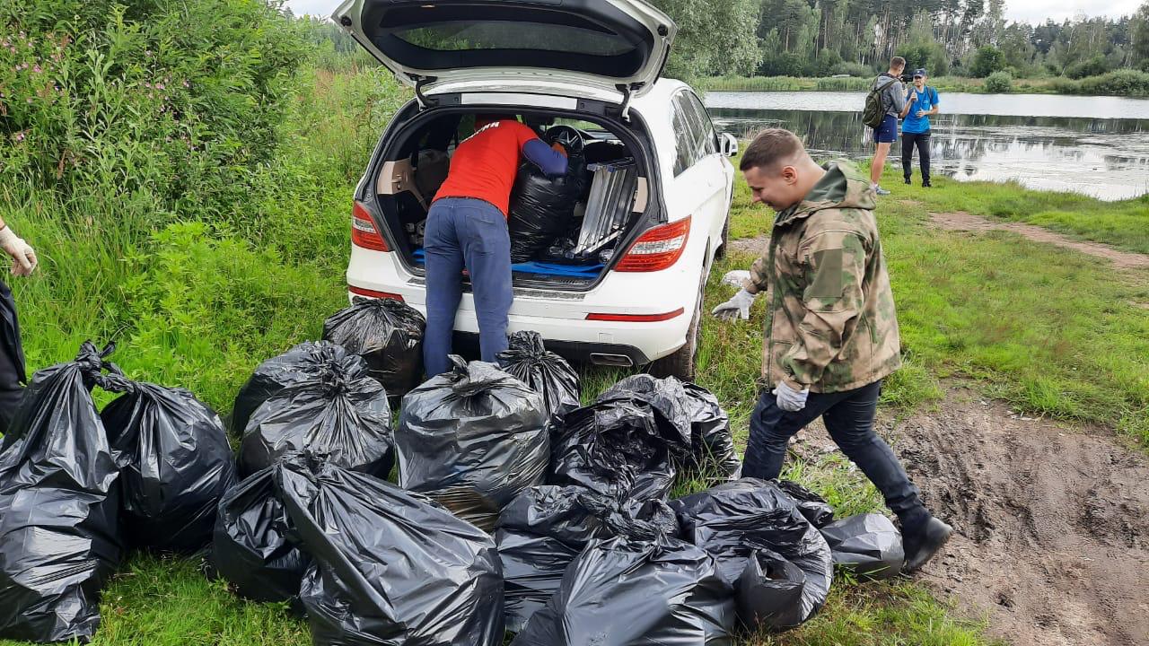 Мусору — бой! Около 100 кг отходов собрали на берегах карьера в Балашихе