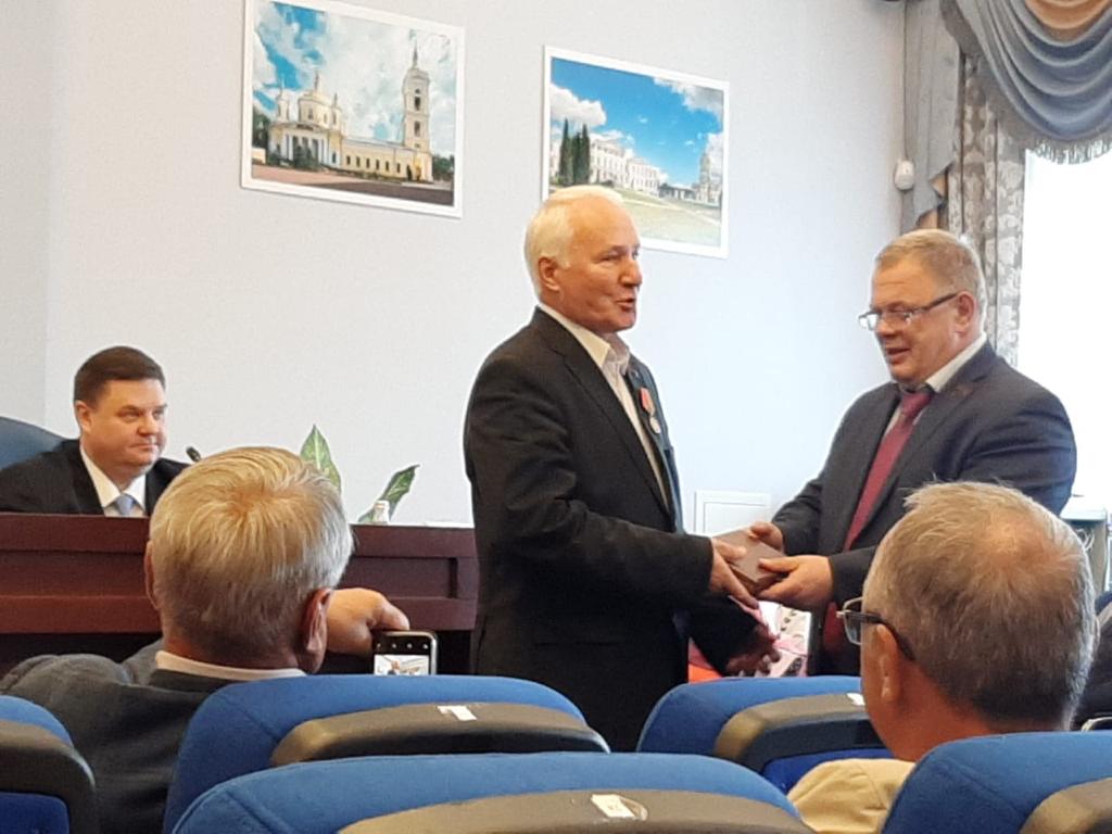 Депутат-коммунист Александр Наумов вручил награду регионального парламента депутату Подольского Горсовета Артуру Королькову