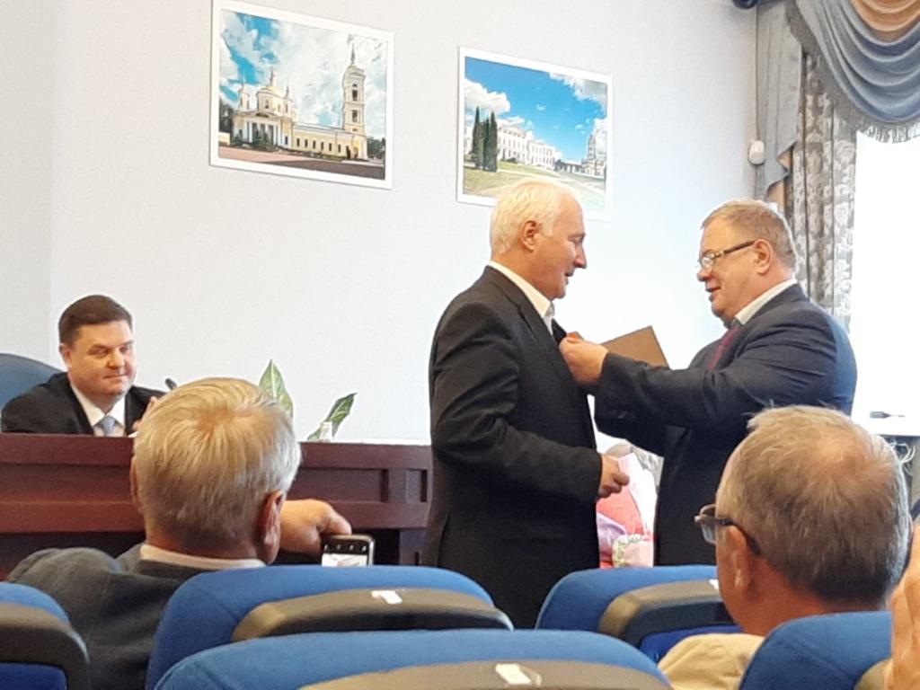 Депутат-коммунист Александр Наумов вручил награду регионального парламента депутату Подольского Горсовета Артуру Королькову