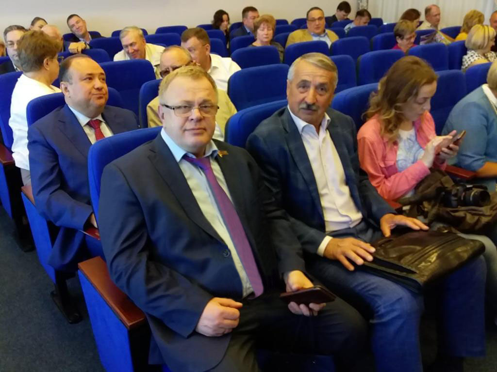 Депутат-коммунист Александр Наумов вручил награду регионального парламента депутату Подольского Горсовета Артуру Королькову