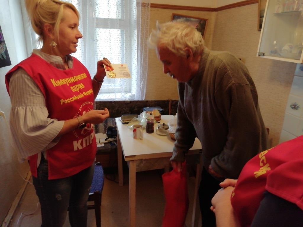 Акция гуманитарной помощи по раздаче продуктовых наборов и вручению памятных медалей